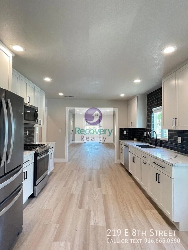 Foto del edificio - 219 E 8th St