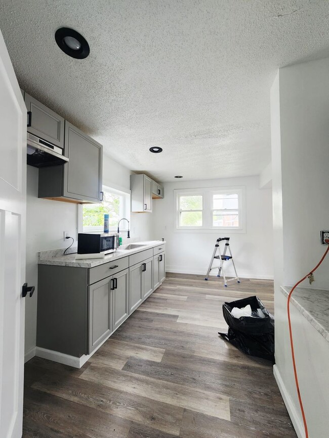 Building Photo - Fully Remodeled 5BR Home with 3-Car Garage...