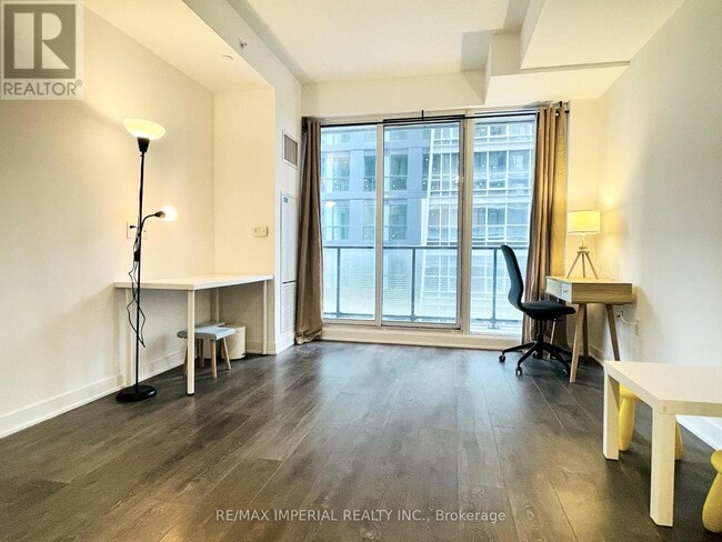 Building Photo - 125-3125 Blue Jays Way