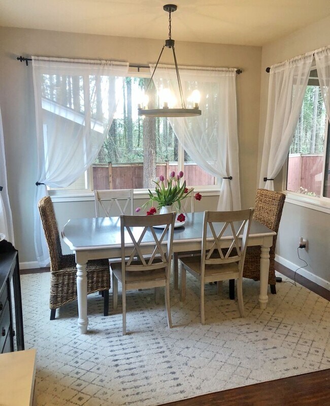 Foto del edificio - Gorgeous 4 bed plus den