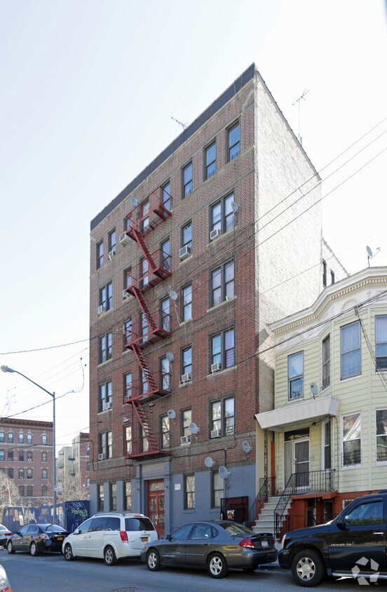 Building Photo - 2580 Bainbridge Ave