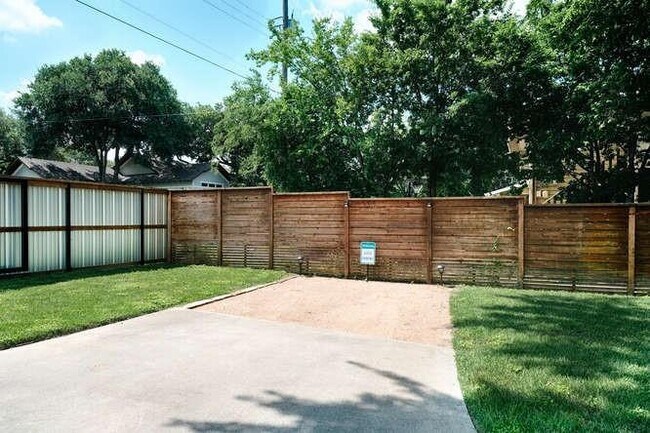 Building Photo - 901 W Mary St