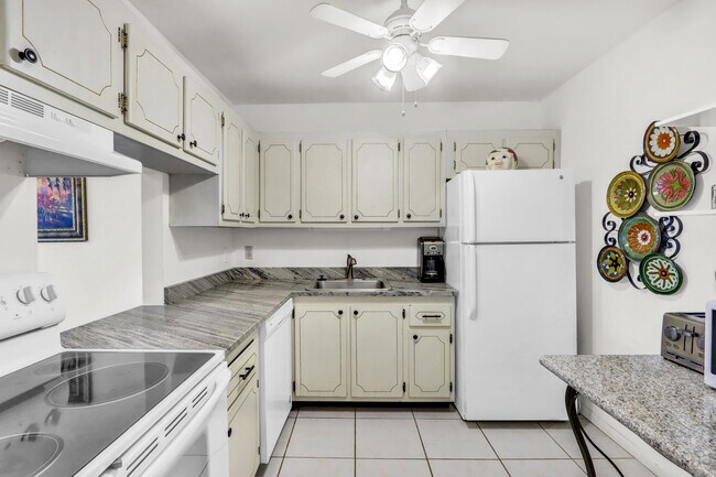 Building Photo - 1516 S Lakeside Dr