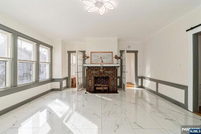 Foto del edificio - 41-43 Poe Avenue Unit 1