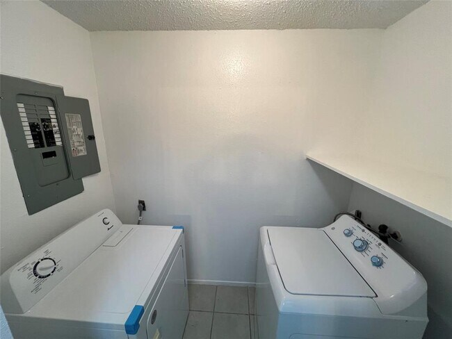 Building Photo - 9393 Pagewood Ln