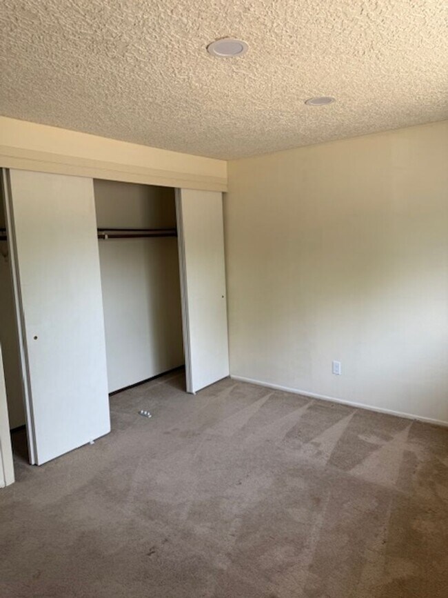 Foto del edificio - Spacious 4-Bedroom Duplex Near Westfield Mall