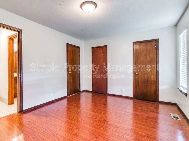 Foto del edificio - 409 W Clermont Dr