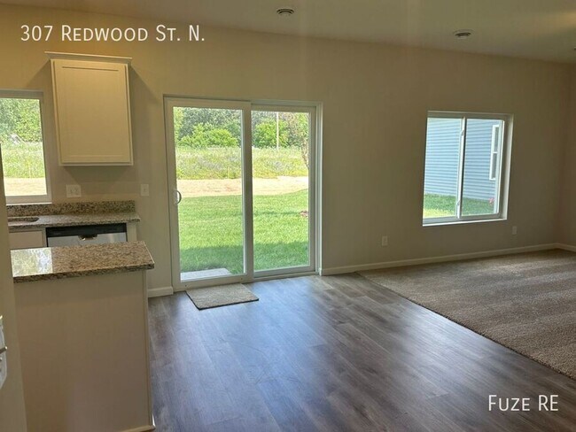 Foto del edificio - 3 BR plus Loft Newer Built!