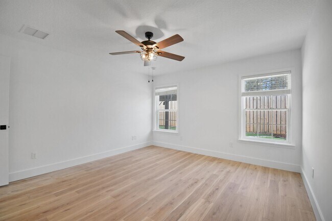 Foto del edificio - 101 Azalea Rd