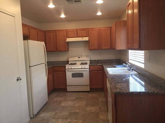 Foto del edificio - 4-bedroom, 3 bath + Loft!  Mountain's Edge 89178