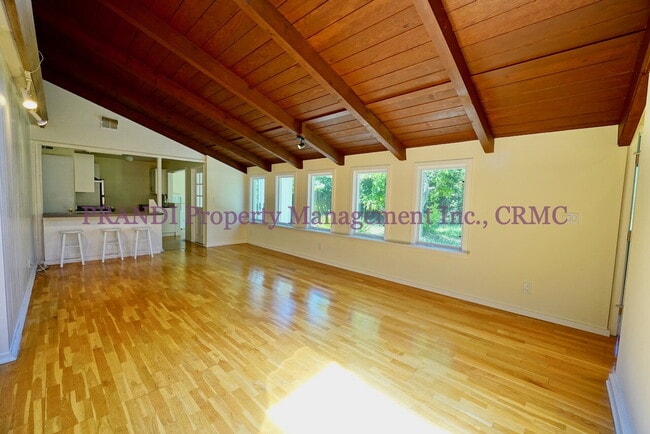Building Photo - "Charming 3-Bedroom Oasis with 2 Full Bath...