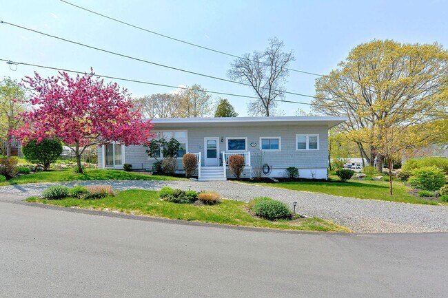 Foto del edificio - WINTER RENTAL: Two Beaches Cottage