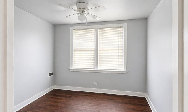 Building Photo - 14305 Irving Ave Unit 2