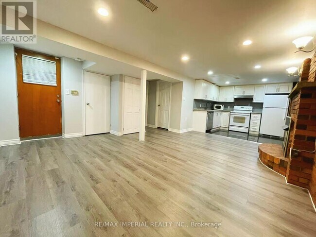 Building Photo - 11 Queensbury Dr