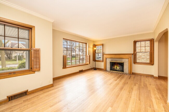 Building Photo - 5249 N Shoreland Ave
