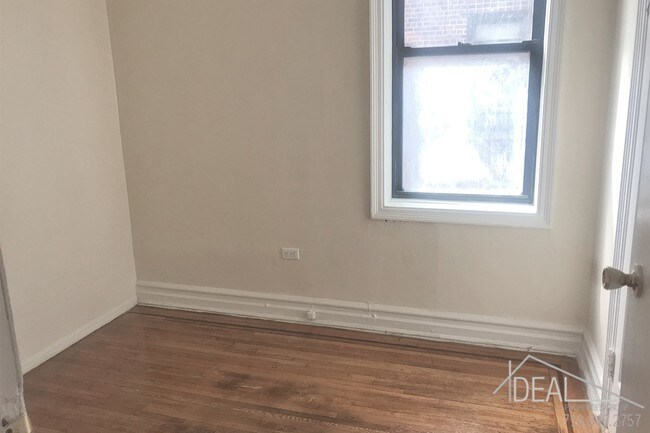 Building Photo - 142 E 18th St