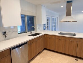 Building Photo - 16643 Golfview Dr