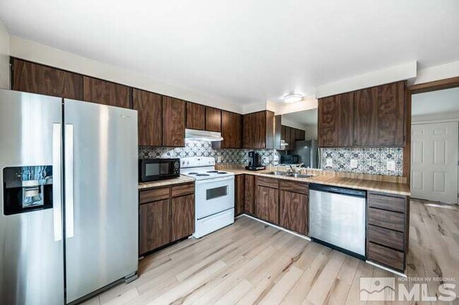 Foto del edificio - 1265 Redwood Cir