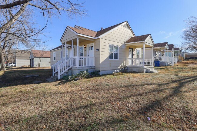 Building Photo - Newly Renovated Duplex!