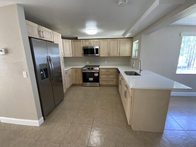 Foto del edificio - Beautiful 2 bed, 2 updated baths home in the sought-after boating community of Gulf Harbors.