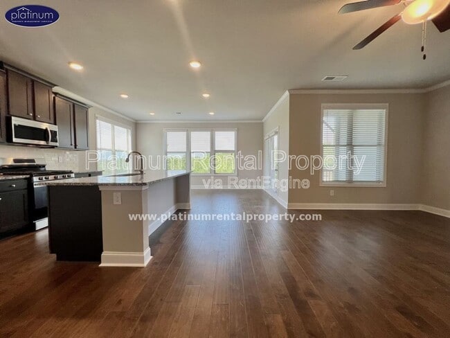 Building Photo - 2360 Manor Pointe Dr
