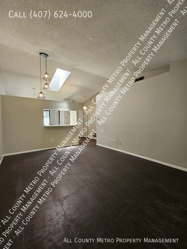 Building Photo - Affordable Orlando 2 Bedroom Duplex