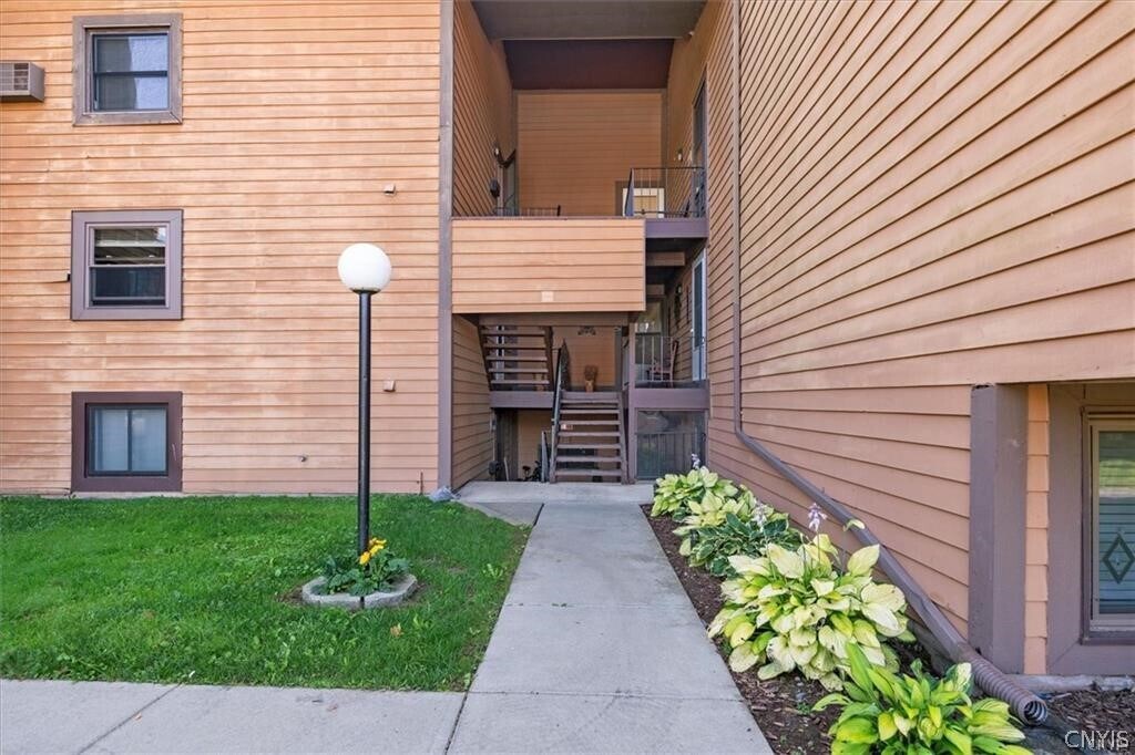 Foto principal - 556 Village Blvd N
