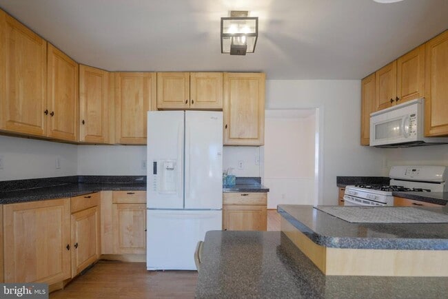 Building Photo - 224 Waverly Rd