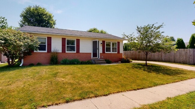 Building Photo - Availabale August 1st - Quiet Cul-de-Sac (3bed/2bath)