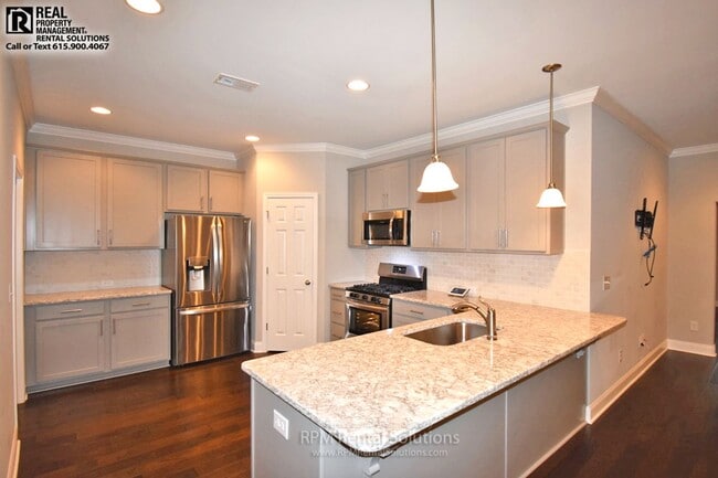 Building Photo - Gorgeous one-level executive townhome in F...