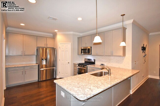 Foto del edificio - Gorgeous one-level executive townhome in F...