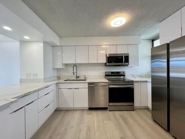 Large 2 Bed, 2.5 Bath Condo in the Ala Wai Plaza with 1 Parking - Large 2 Bed, 2.5 Bath Condo in the Ala Wai Plaza with 1 Parking