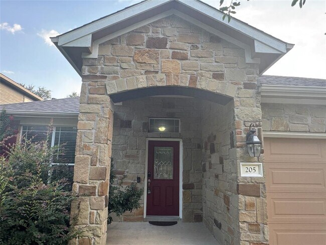 Foto del edificio - 205 Saddle Ridge Dr