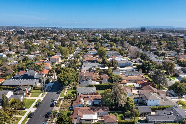 Es un hermoso día en el barrio. - 2621 Veteran Ave