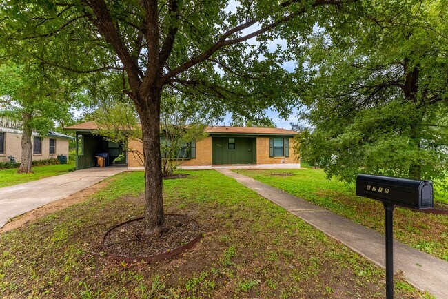 Foto del edificio - Incredible Windsor Park location right in the heart of Austin!
