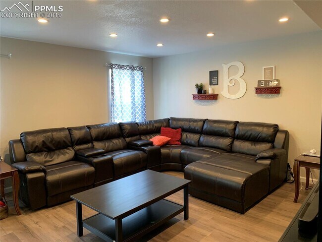 Building Photo - 3 bedroom, unfinished basement - Firethorn