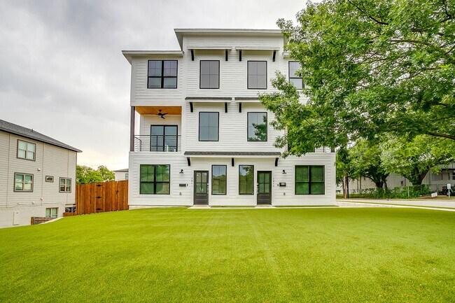 Foto del edificio - 2843 Forest Park Blvd