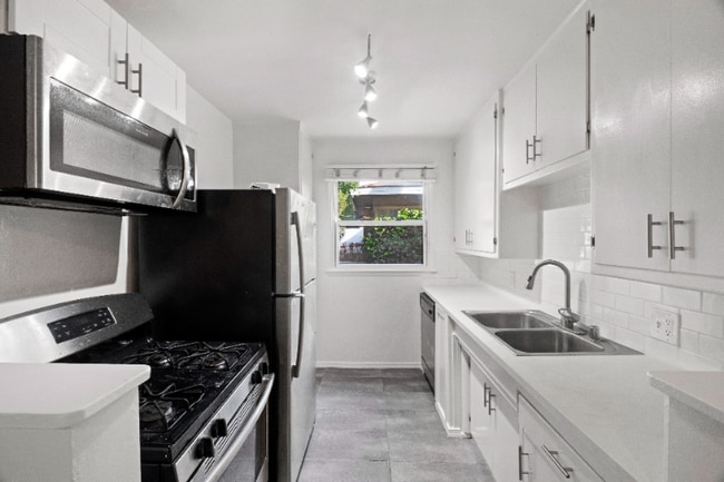 Foto del edificio - 2001 Beachwood Dr