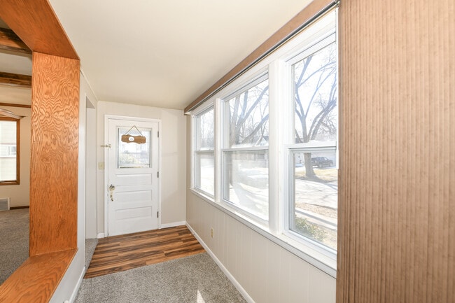 Building Photo - 422 S 89th St