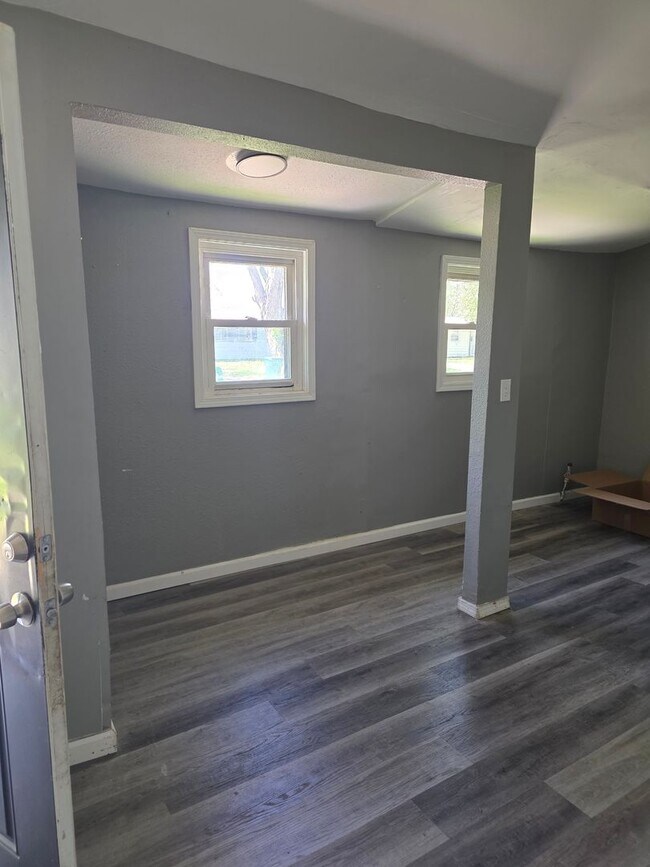 Building Photo - Nicely Updated 3BD/1BA Ready Now