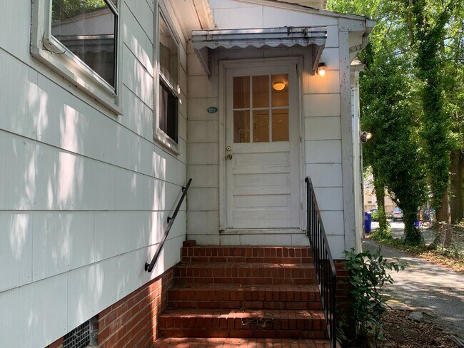 Foto del edificio - One Bedroom unit, 2 blocks from Franklin St.