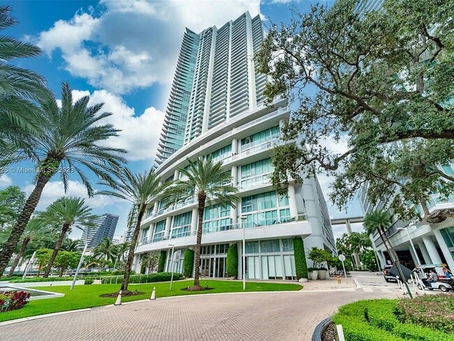 Building Photo - 300 S Biscayne Blvd