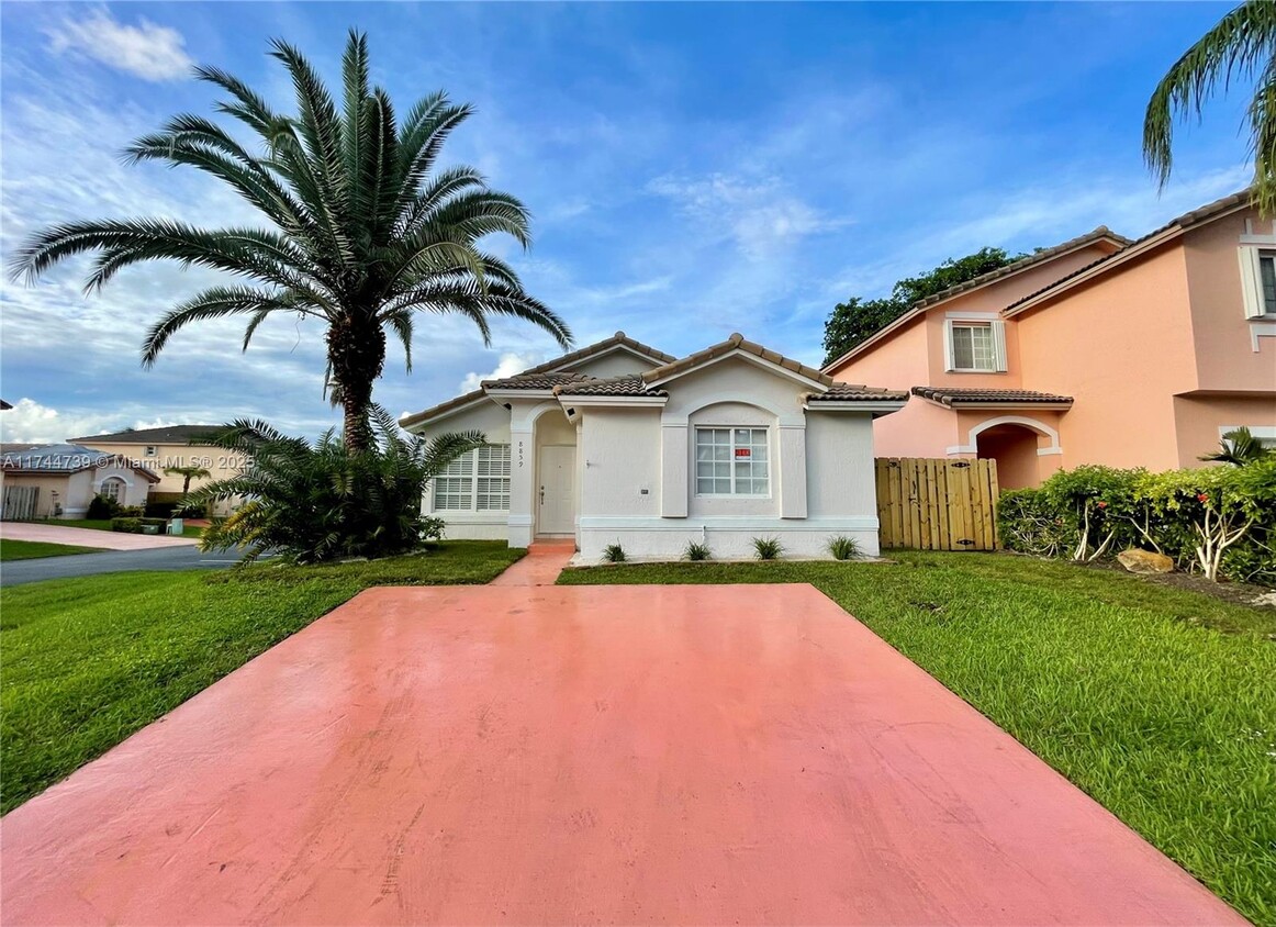 Foto principal - 8859 SW 215th Ln