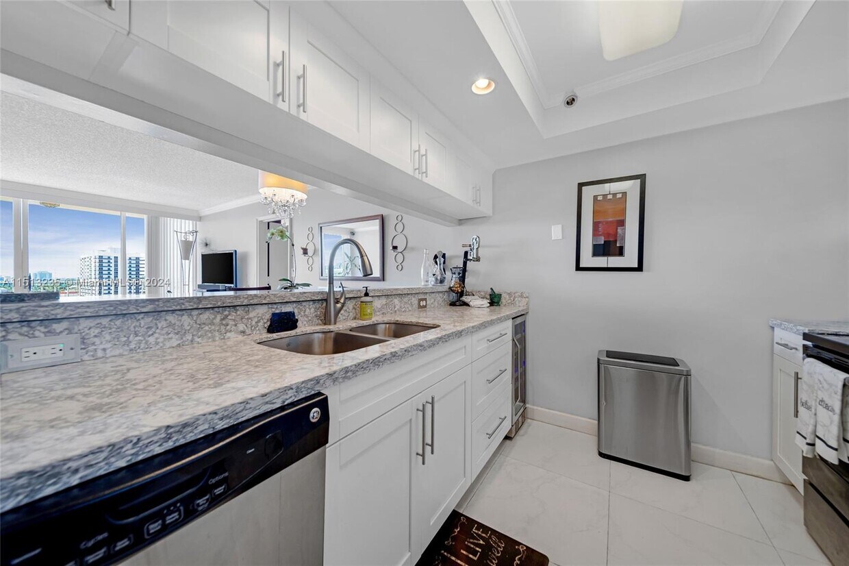 Foto principal - 7601 E Treasure Dr
