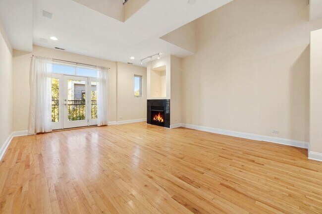 Building Photo - 945 N Honore St