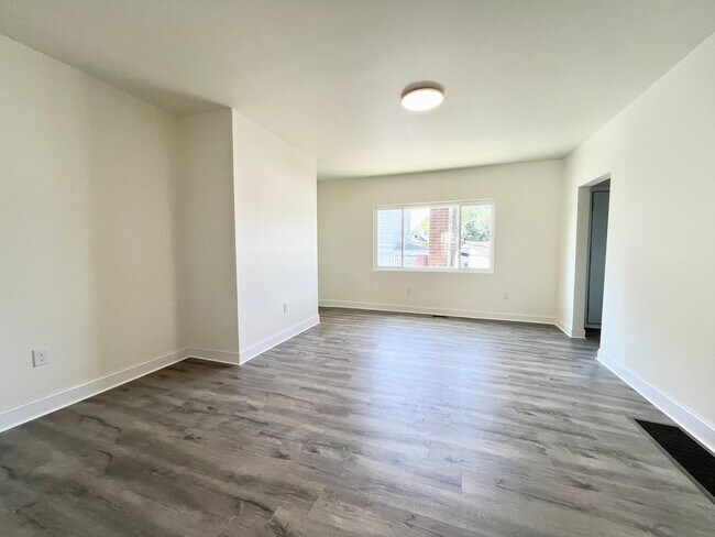Foto del edificio - Now showing 3BR 2 full Bath house with lar...