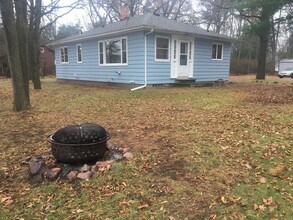 Building Photo - 3320 Riverview Dr