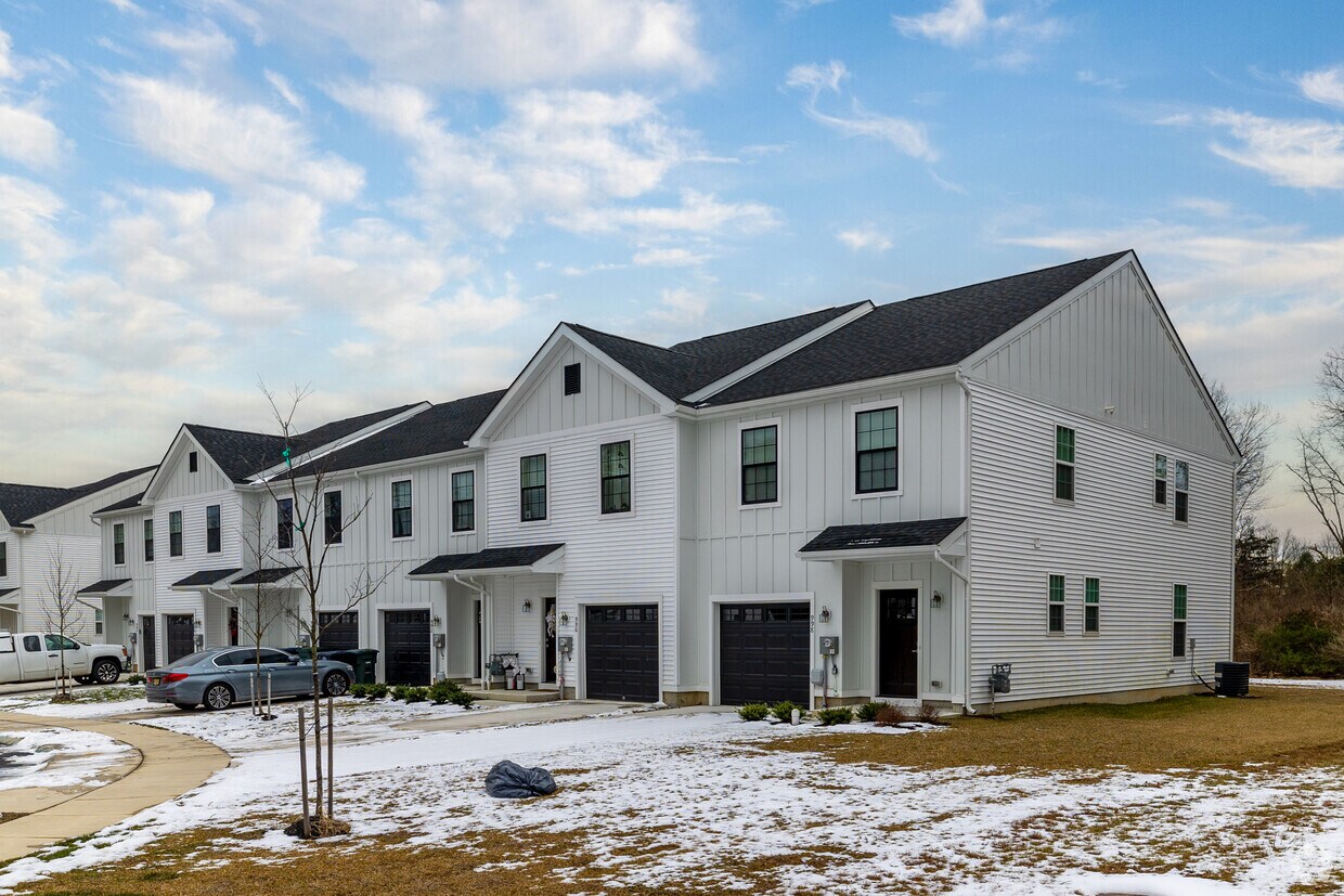 Building Photo - The Retreat @ 385