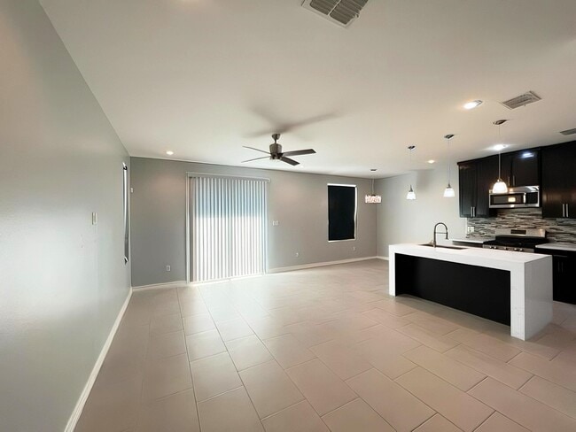 Building Photo - 7926 Elka Lp