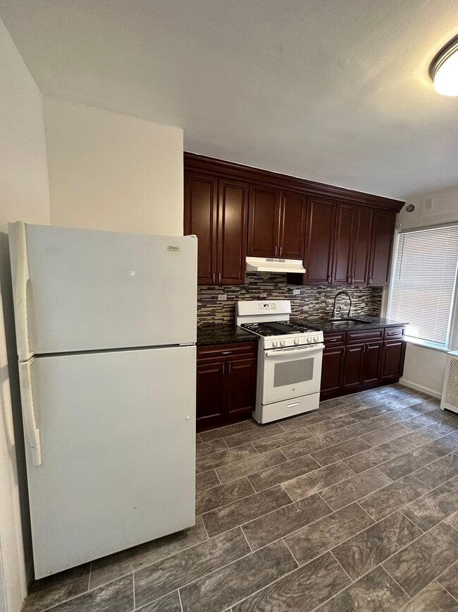 Building Photo - 5783 Mosholu Ave